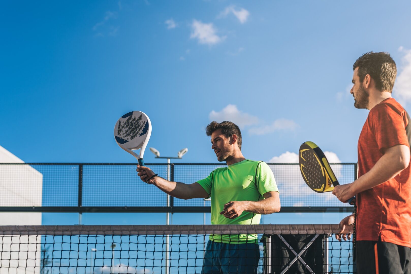 Monitor teaching padel class